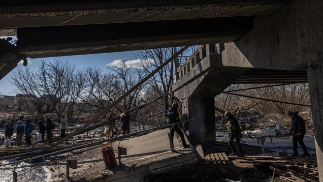 puente destruido en la ciudad de Irpin, en la región de Kiev.