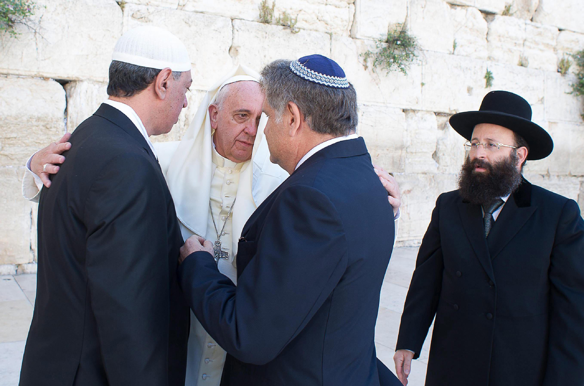 PAP01 JERUSALÉN (ISRAEL) 26/05/2014.- Fotografía de archivo facilitada por L'Osservatore que muestra al papa Francisco (2ºizda) conversando con sus amigos argentinos el rabino Abraham Skorka (2ºdcha) y el líder musulmán Omar Abud (izda) junto al rabino del Muro de las Lamentaciones, Shmuel Rabinovitz (dcha), en Jerusalén (Israel) hoy, lunes 26 de mayo de 2014. EFE/Osservatore Romano