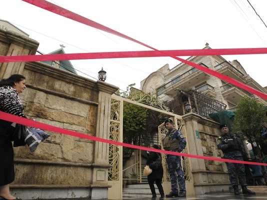 Fuerzas de seguridad iraquíes resguardan una iglesia en Bagdad para la misa de Navidad (AFP)