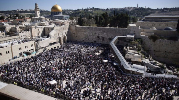 Judío rezando junto al Muro de las Lamentaciones, en Jerusalén.