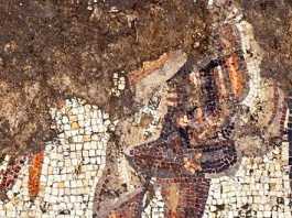 Hallan un mosaico multicolor del período romano en Cesarea