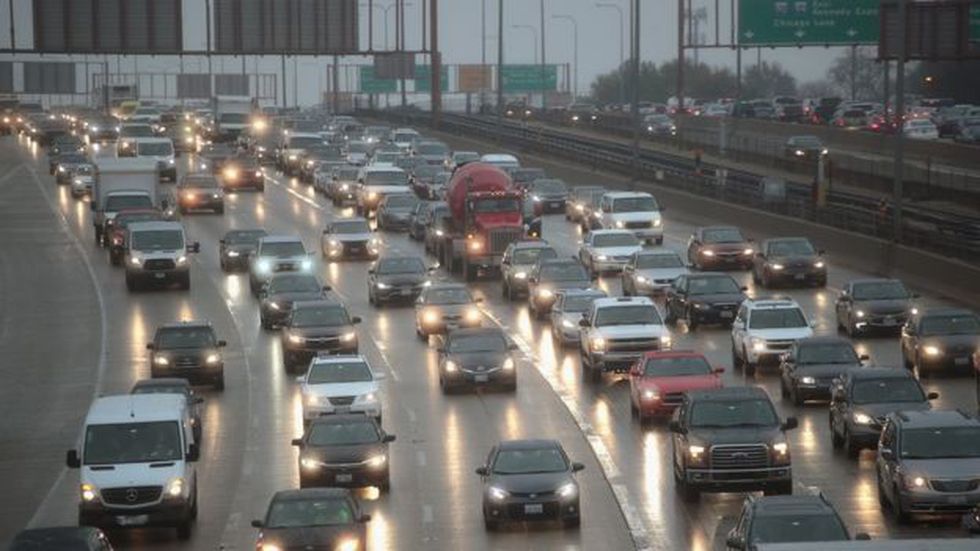 Las imágenes de filas y filas de automóviles en las carreteras de las grandes ciudades de Estados Unidos son unas de las estampas más comunes por "Thanksgiving".