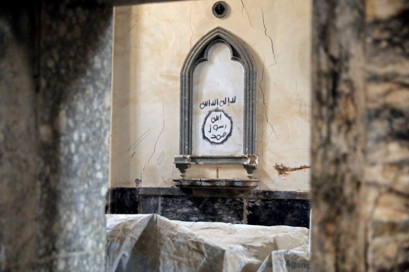 Mensajes del Estado Islámico en la iglesia de Santo Tomás (REUTERS/Abdullah Rashid).