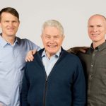 Luis Palau con sus hijos Andrés (izquierda) y Kevin (derecha) (http://www.luispalau.net/)