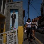 Fotografía que muestra un mural alusivo a José Gregorio Hernández, el 16 de abril de 2021, en Caracas (Venezuela). EFE/Miguel Gutiérrez