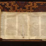 Un antiguo ejemplar de la Torah, uno de los libros que componen el Tanaj hebreo y contiene varios capítulos del Antiguo Testamento cristiano
