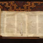 Un antiguo ejemplar de la Torah, uno de los libros que componen el Tanaj hebreo y contiene varios capítulos del Antiguo Testamento cristiano
