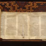 Un antiguo ejemplar de la Torah, uno de los libros que componen el Tanaj hebreo y contiene varios capítulos del Antiguo Testamento cristiano