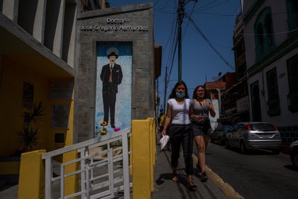 Fotografía que muestra un mural alusivo a José Gregorio Hernández, el 16 de abril de 2021, en Caracas (Venezuela). EFE/Miguel Gutiérrez
