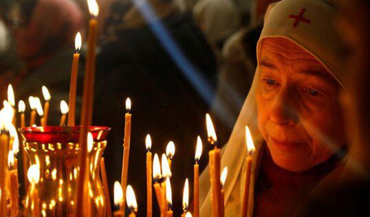 Los fieles ortodoxos suelen acudir a las iglesias en Navidad o en Nochebuena. Foto: AFP