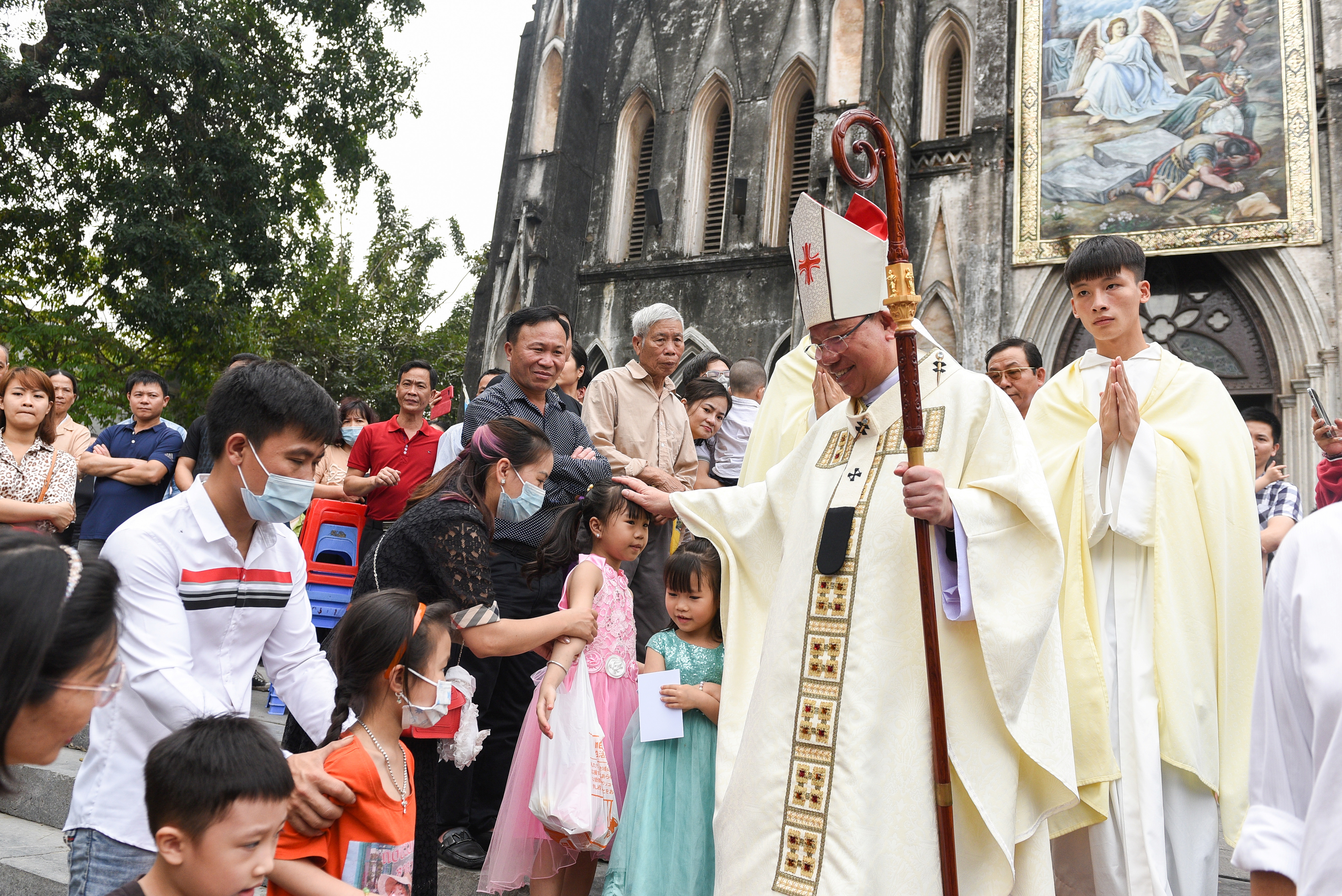 4 de abril de 2021. El obispo Joseph Vu Van Thien saluda a los fieles católicos tras la misa del domingo de Pascua en la catedral de San José de Hanoi, Vietnam. Foto: REUTERS/Thanh Hue